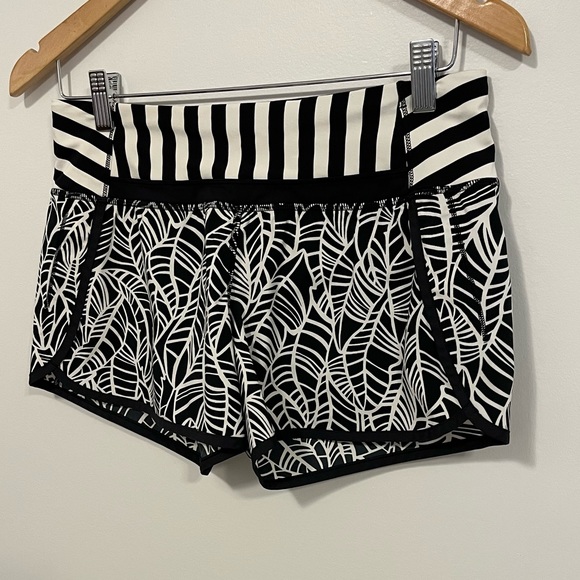 Lululemon Run Times Short *4-Way Stretch Pretty Palm Black Angel Wing 4 - Picture 10 of 16